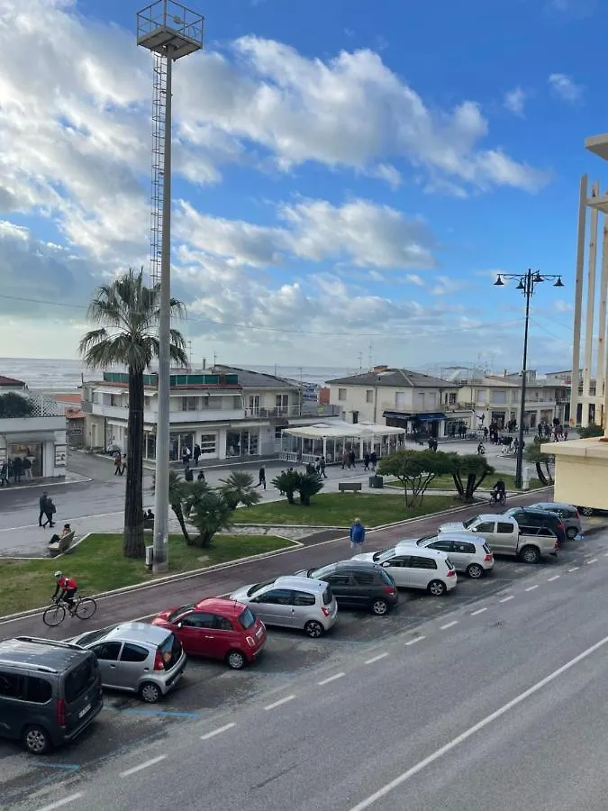Appartamento Fronte Mare Con Parcheggio Privato Viareggio