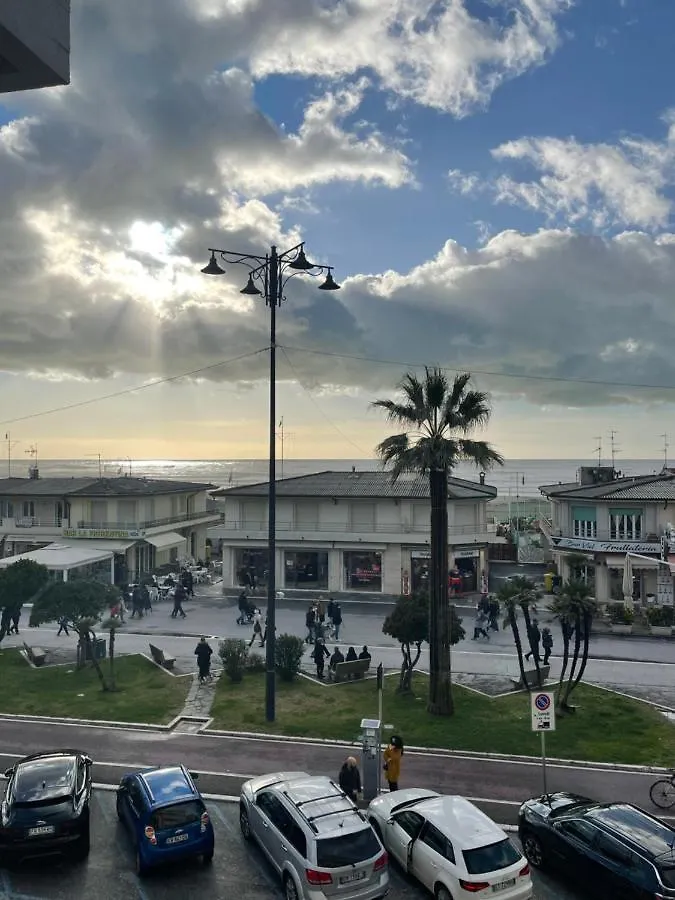 Apartment Appartamento Fronte Mare Con Parcheggio Privato Viareggio